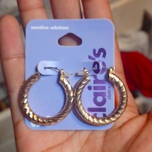 Gold mdoum hoop earrings